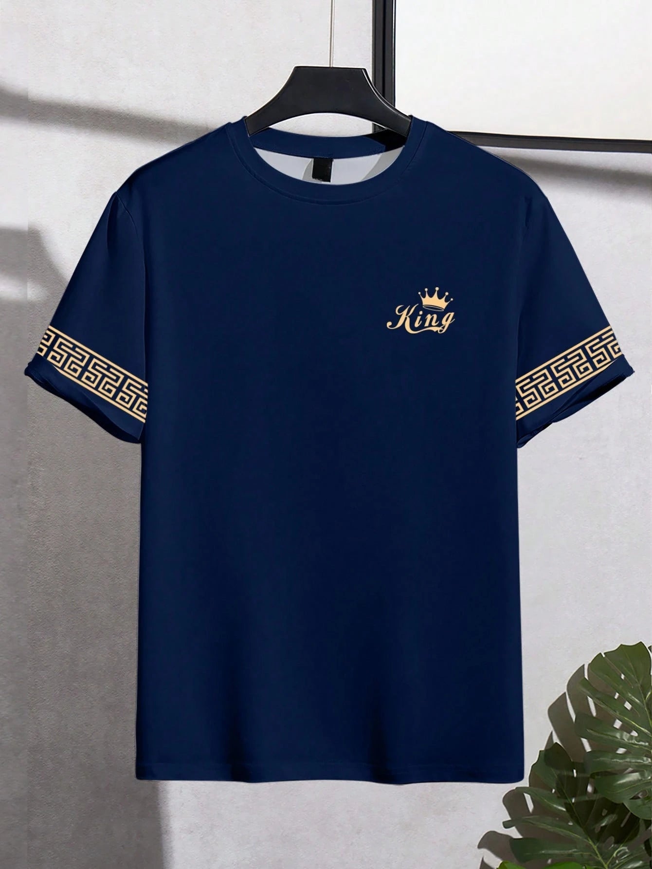 T Shirt for Man Men's Black and Golden Casual T-shirt Printed with "King" Crown + Arm Pattern Clothing Light Luxury Personality