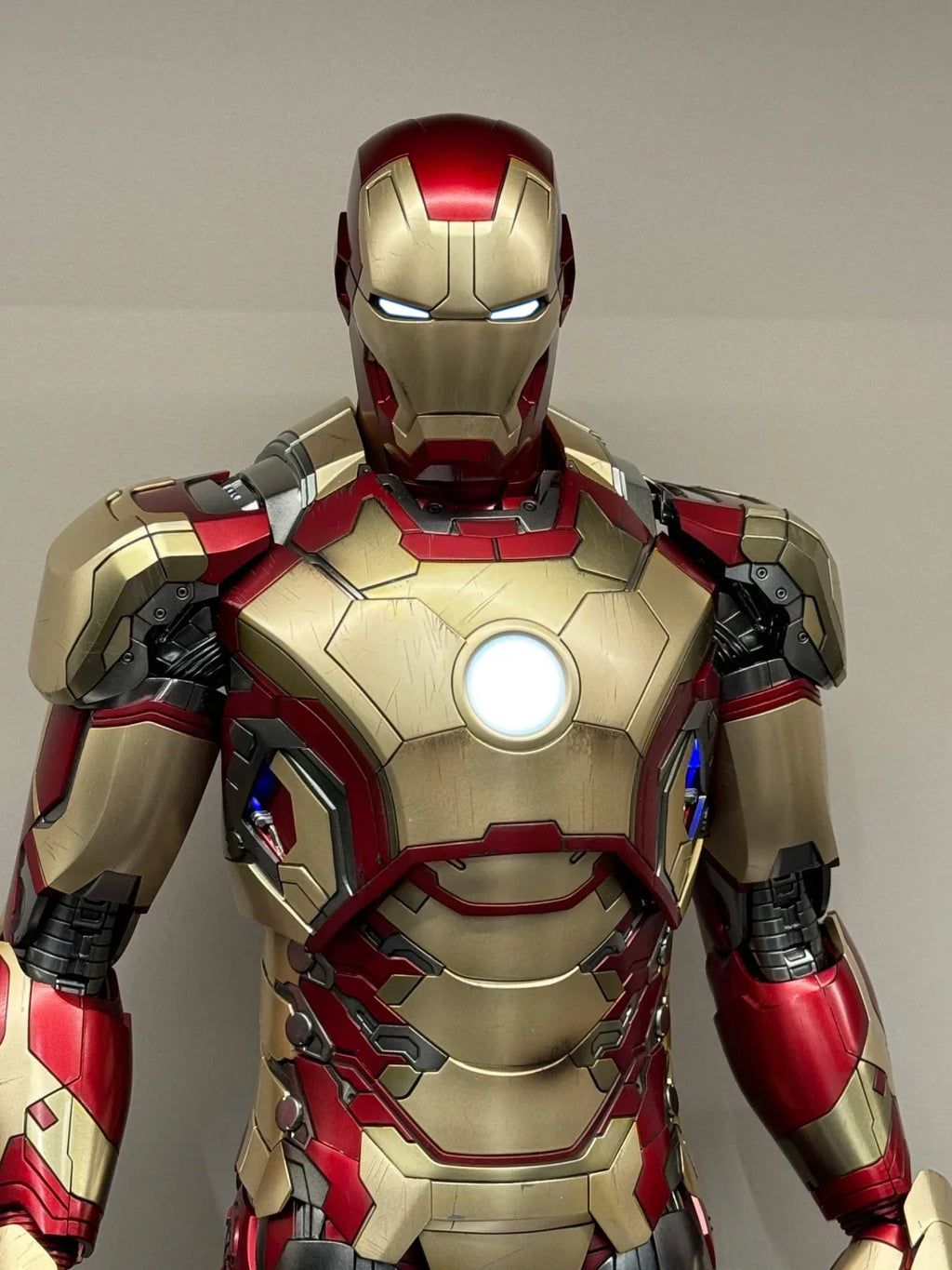 New Product In Stock 1/4 Brand New  Iron Man Mk42 Statue In Red And Gold Color Scheme Super Cool With Luminous Effect