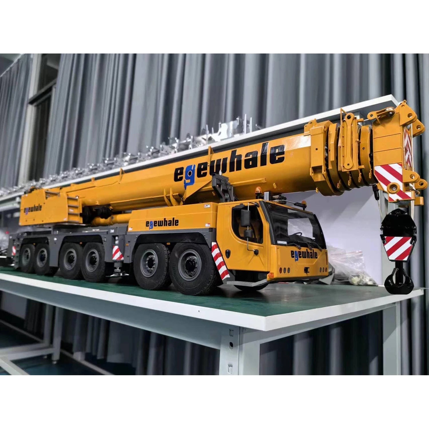 D1350 RC Crane 1/14 6-Axis RC Crane Hydraulic Electric Crane Metal Model with Light and Sound System Adult RC Car Model Toy