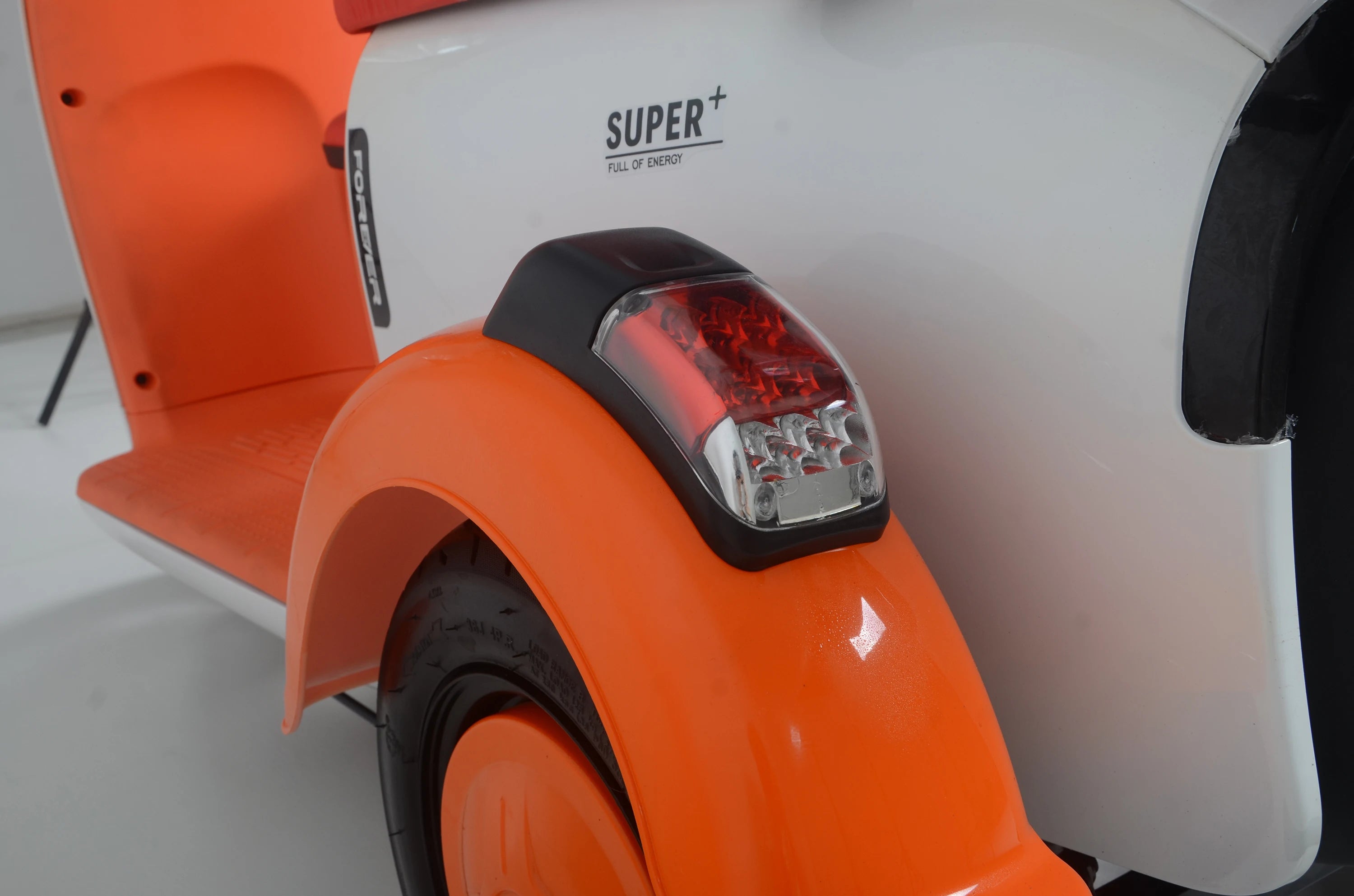 Stylish 500W Retro Electric Tricycle Three-Wheel Electric Scooter with Storage Box for Urban Travel
