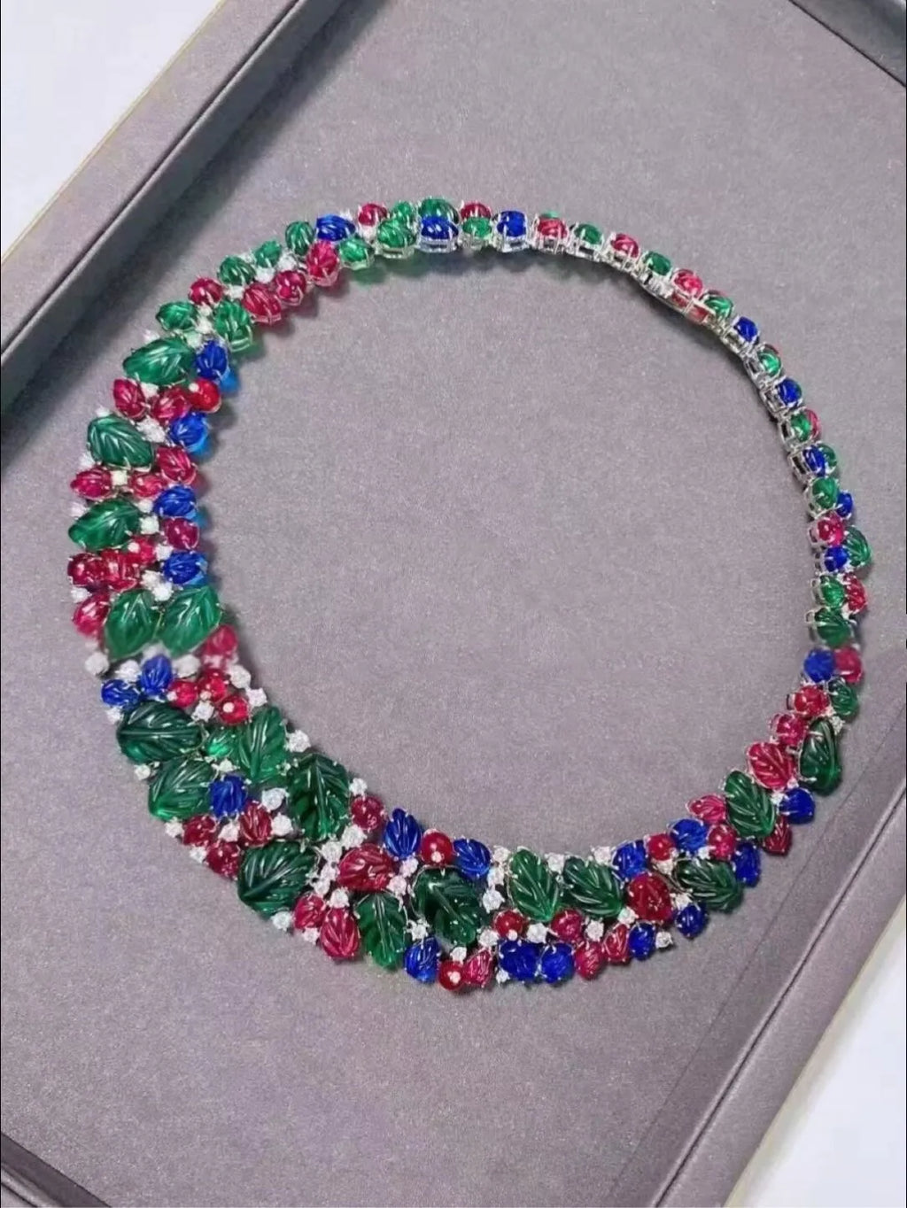BELLUX Heavy Design Top Quality Ultra Luxury 925 Silver Synthetic Gemstone Carving Fruit Leaf Wide Edition Vintage Necklace
