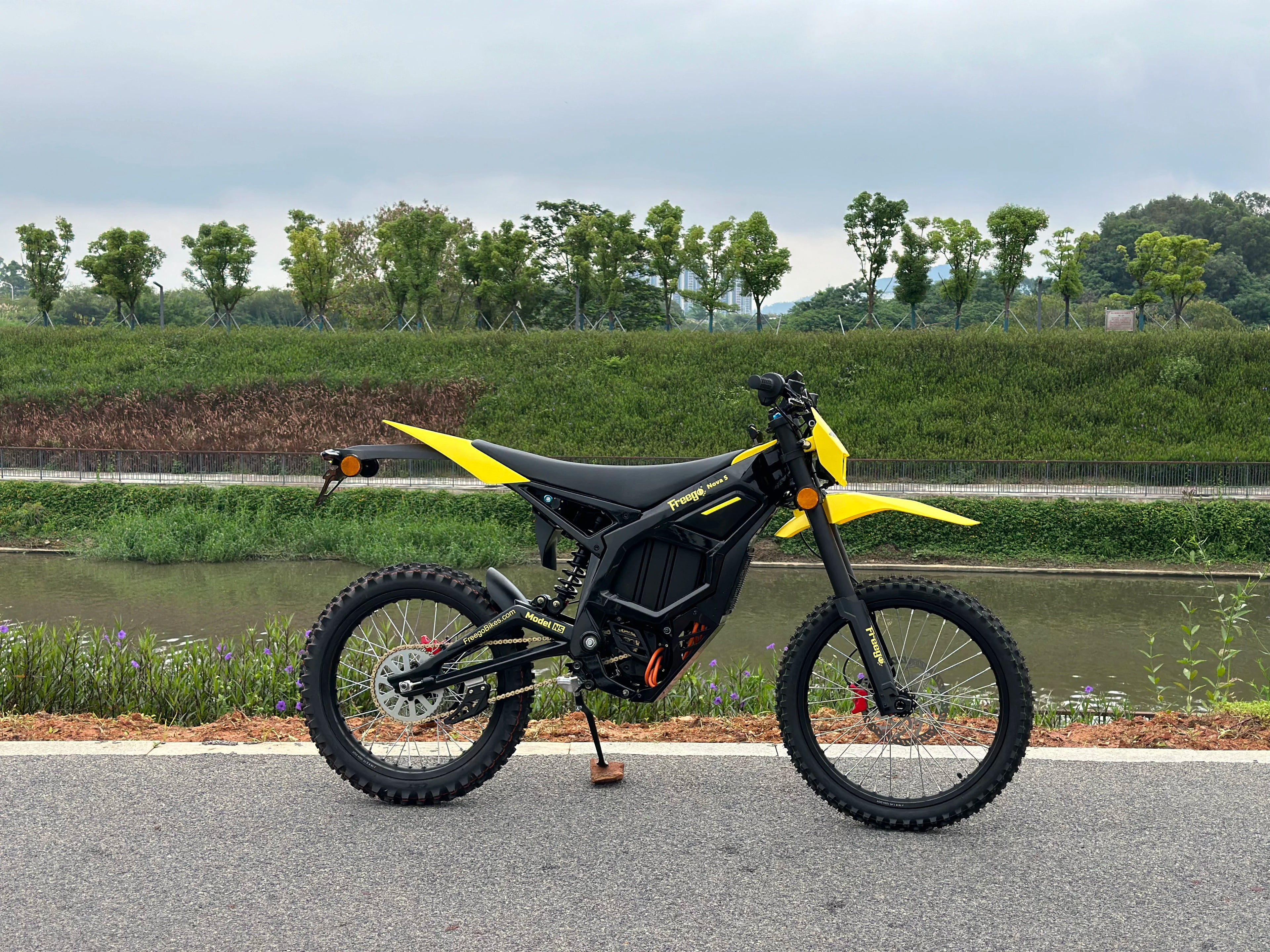 Freego 8000W Electric Dirt Bike 72V 40Ah Mid Drive Off Road Electric Motorcycle 53MPH Adult Ebike 19/18 Tires + 2 Year Warranty