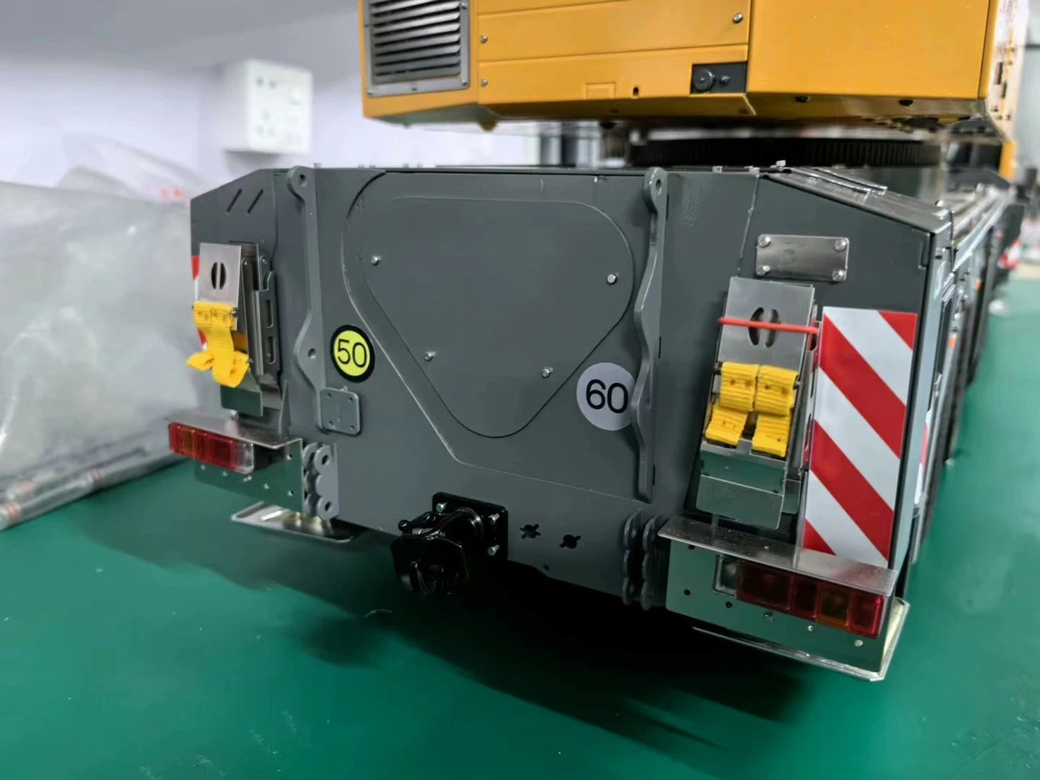 D1350 RC Crane 1/14 6-Axis RC Crane Hydraulic Electric Crane Metal Model with Light and Sound System Adult RC Car Model Toy