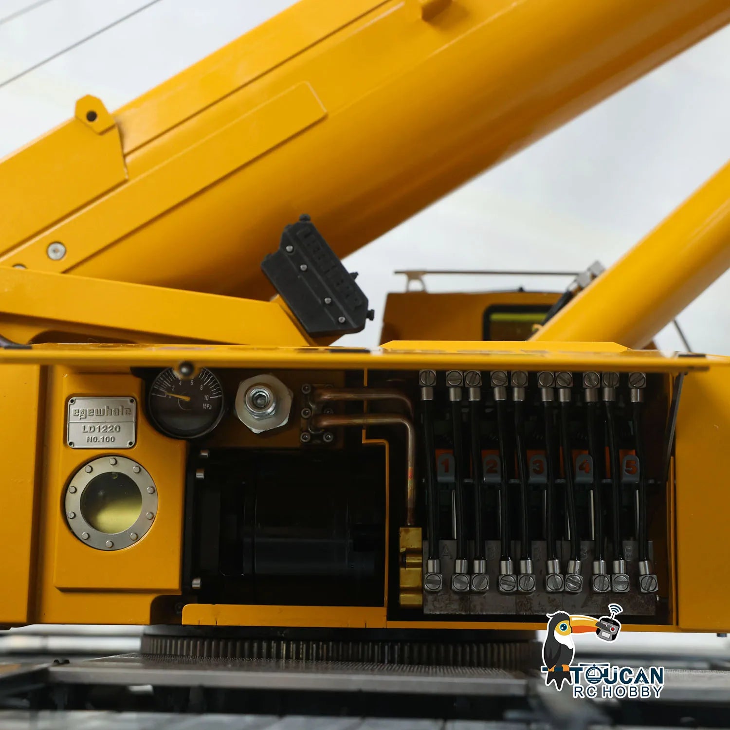 D1220 1:14 Hydraulic Remote Control Telescopic Crawler Crane Heavy Duty RC Cranes Cars Tracked Construction Truck Models