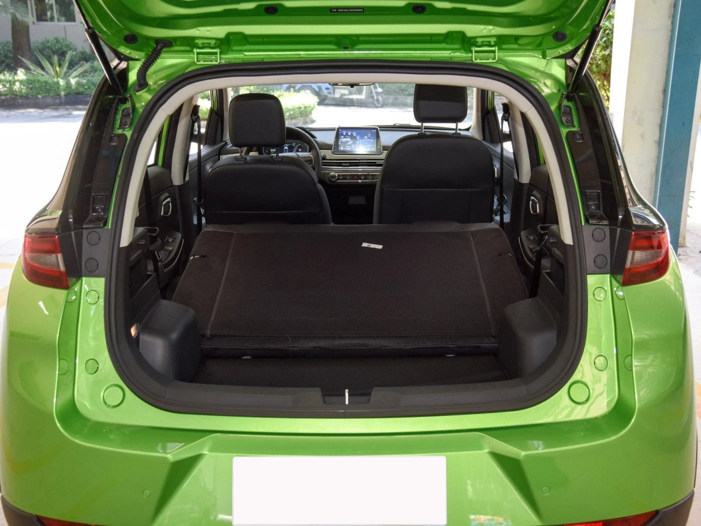 Electric vehicle high-speed car battery life 255 kilometers five-seat four-wheel drive family electric SUV