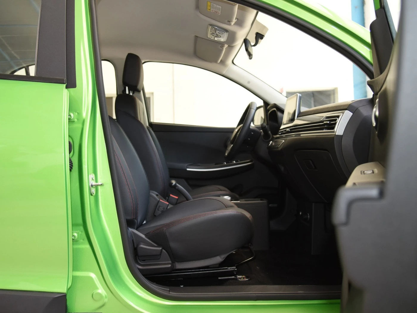 Electric vehicle high-speed car battery life 255 kilometers five-seat four-wheel drive family electric SUV