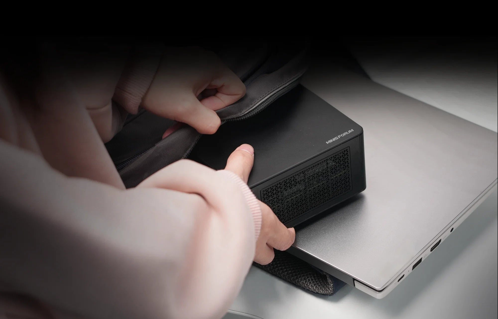 MINISFORUM UM890 UM880  UM790 Pro XTX Gaming PC Ryzen 9 7940HS 8945HS 2*DDR5 5600MHz 2*PCIE WiFi6 Win11 Desktop Computer Mini PC