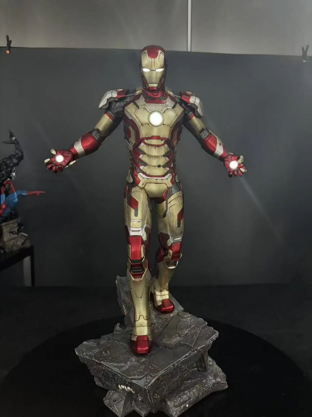 New Product In Stock 1/4 Brand New  Iron Man Mk42 Statue In Red And Gold Color Scheme Super Cool With Luminous Effect