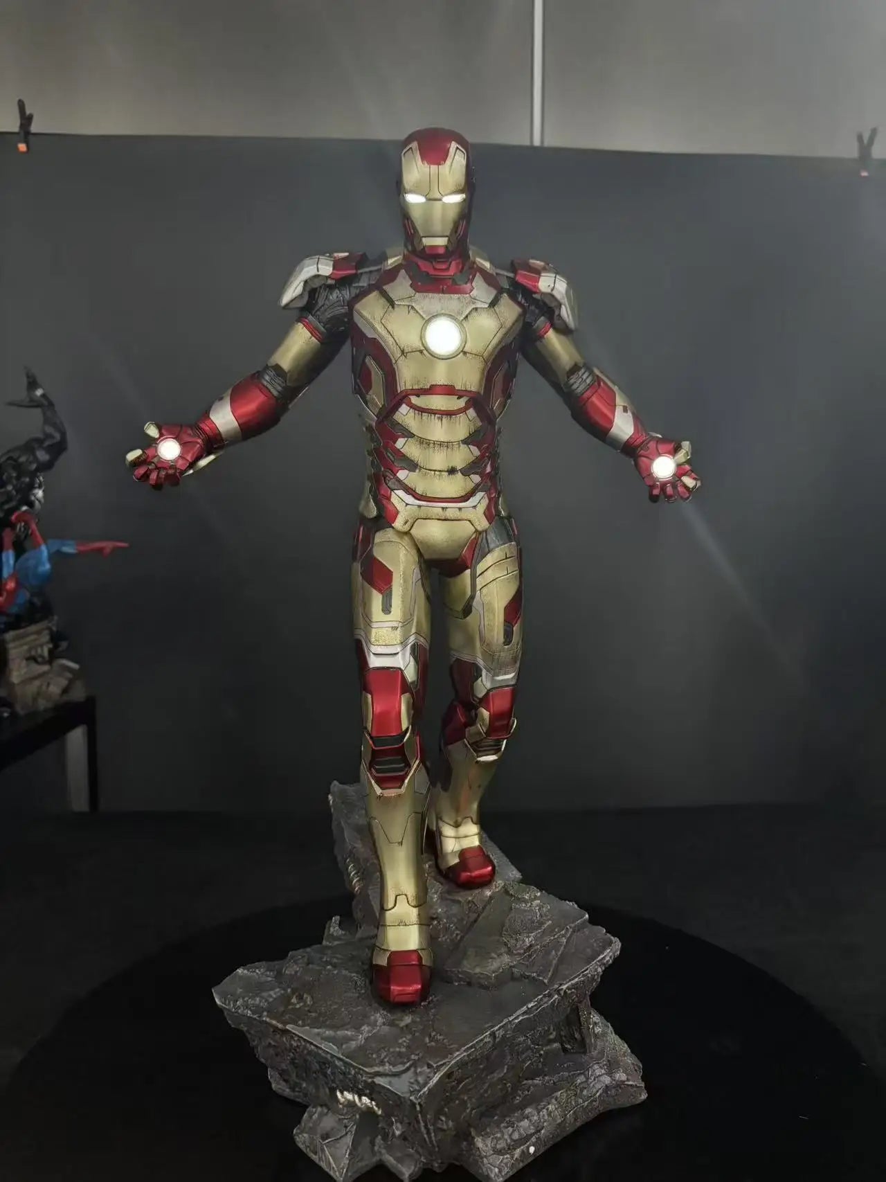 New Product In Stock 1/4 Brand New  Iron Man Mk42 Statue In Red And Gold Color Scheme Super Cool With Luminous Effect
