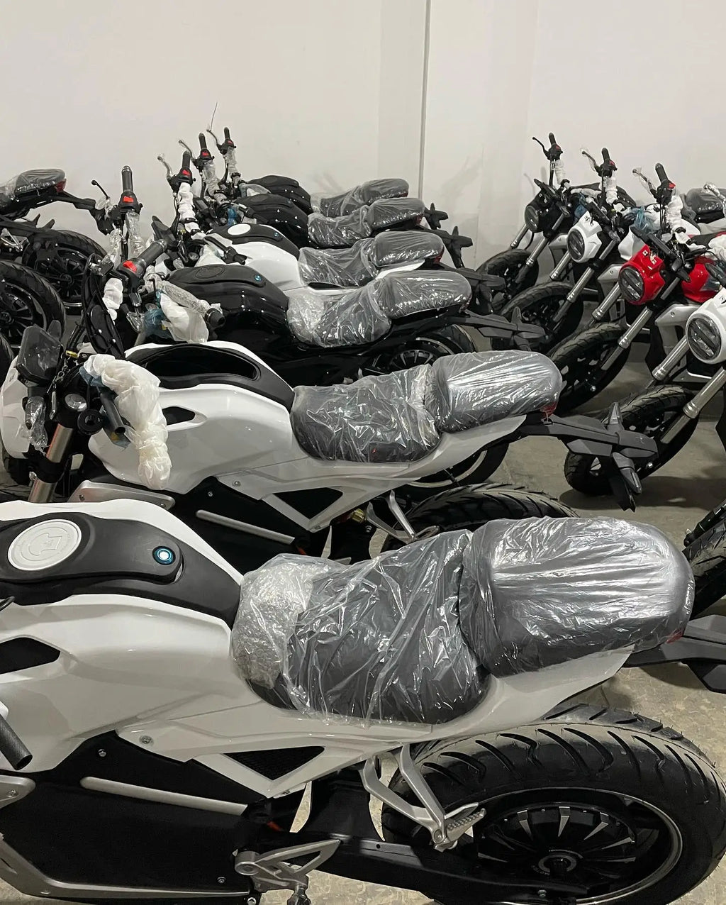New Arrival High Quality 17 Inch V8 Racing Electric Motorcycle 2000W 3000W Hub Motor Colorful Two-Wheel Scooter for Adults