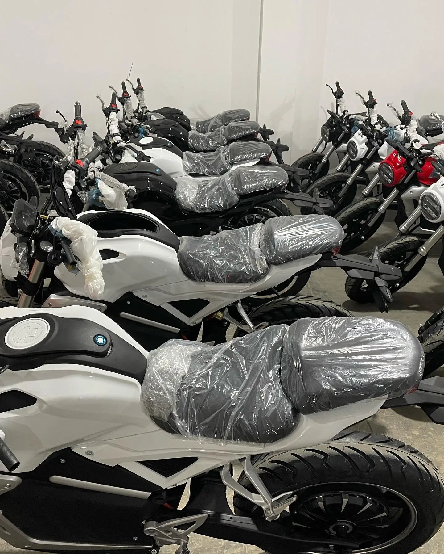 New Arrival High Quality 17 Inch V8 Racing Electric Motorcycle 2000W 3000W Hub Motor Colorful Two-Wheel Scooter for Adults
