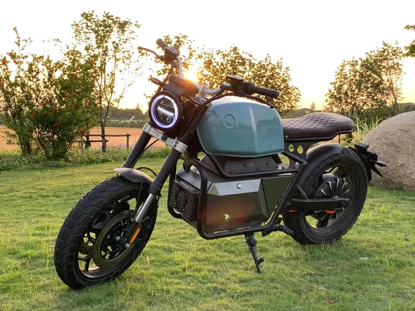 Wuxi Retro Electric Motorbike Adults 2000W 5000W Power Range 8000W Max 72V Lithium Battery EEC Certificate Off-Road Motorcycles