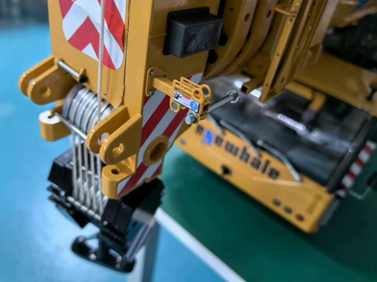 D1350 RC Crane 1/14 6-Axis RC Crane Hydraulic Electric Crane Metal Model with Light and Sound System Adult RC Car Model Toy