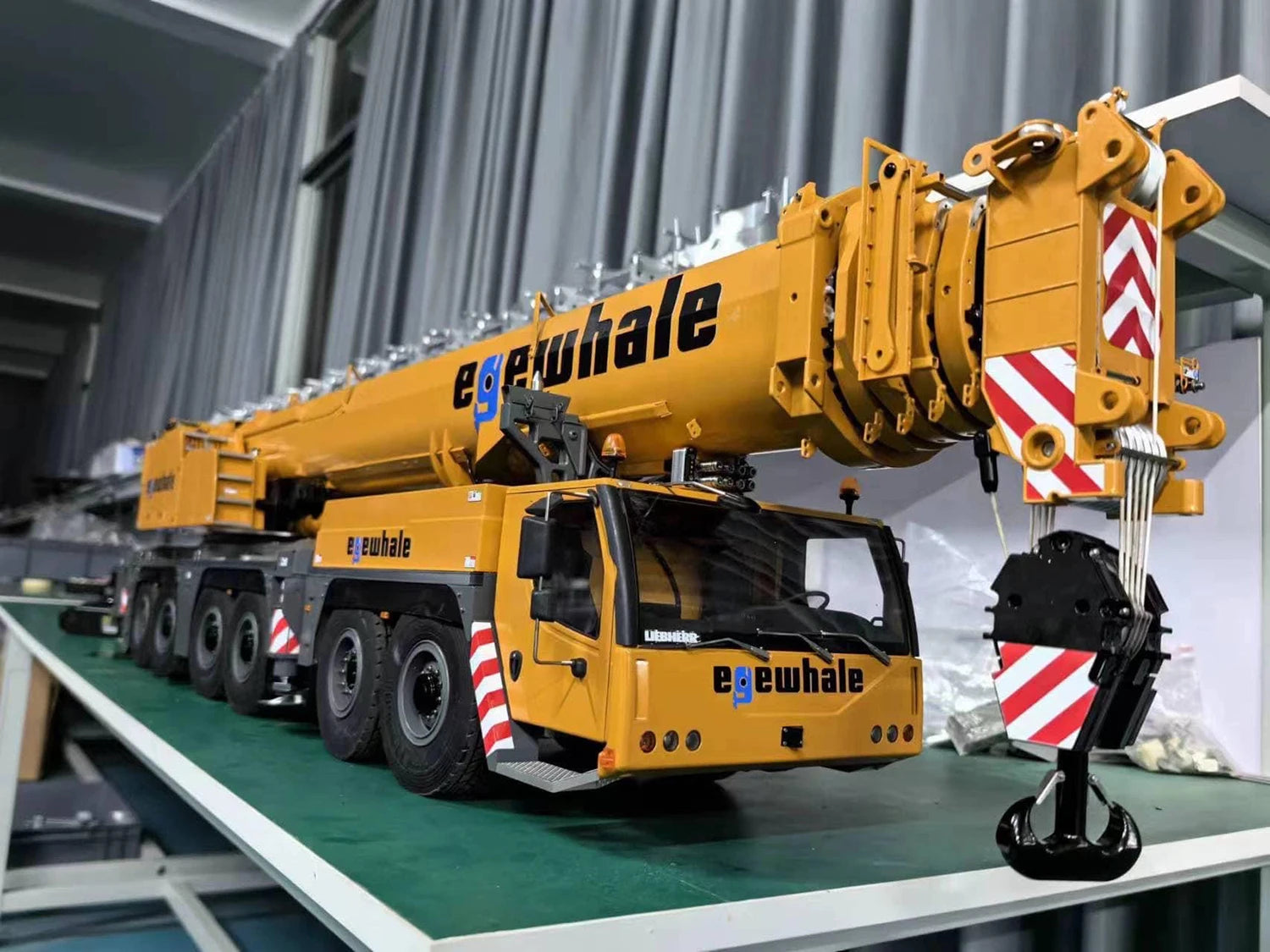 D1350 RC Crane 1/14 6-Axis RC Crane Hydraulic Electric Crane Metal Model with Light and Sound System Adult RC Car Model Toy