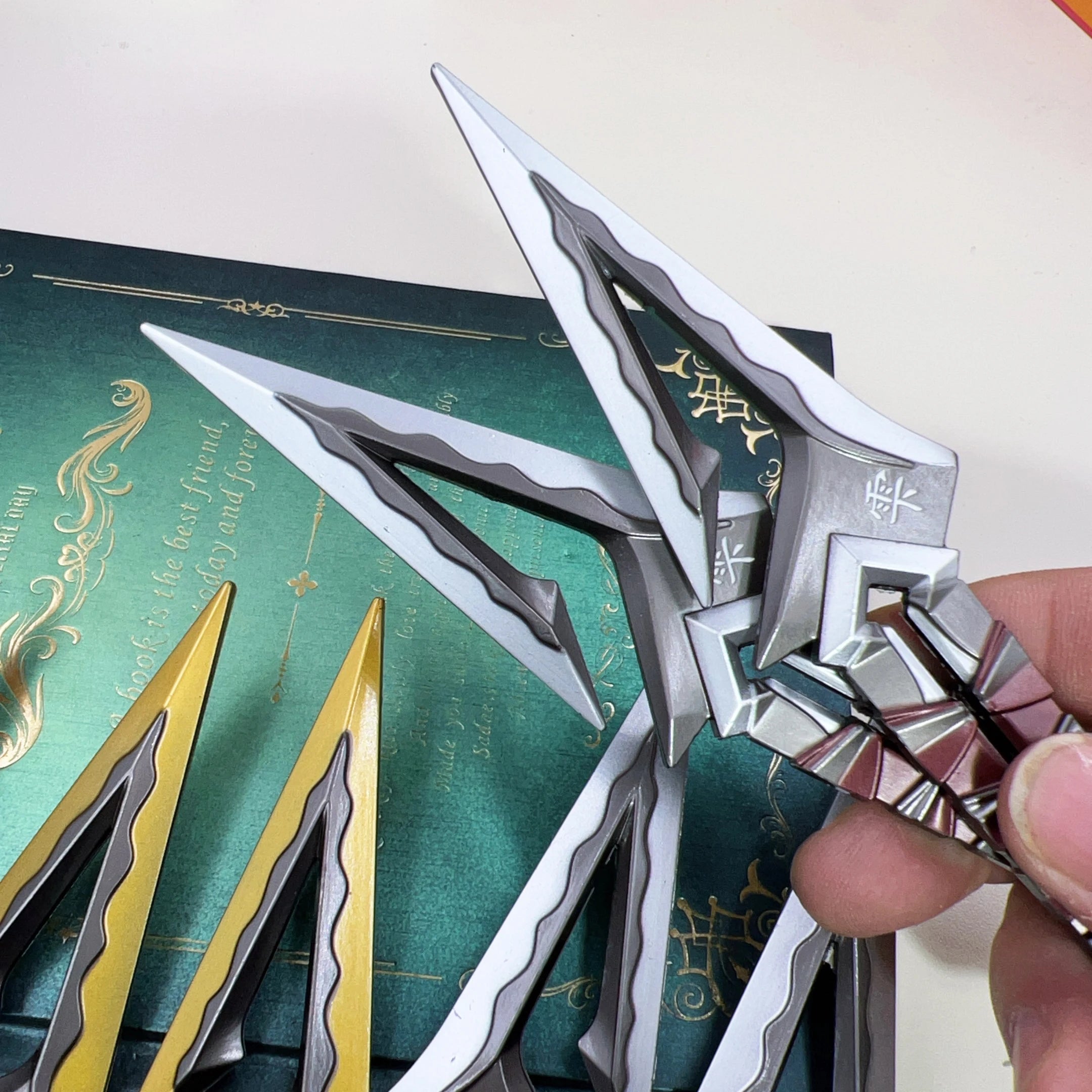 16cm Kuronami no Yaiba Gold Purple Red Double Kunai Keychain VALORANT Game Peripheral All Metal Ninja Kunai Model Ornament Craft